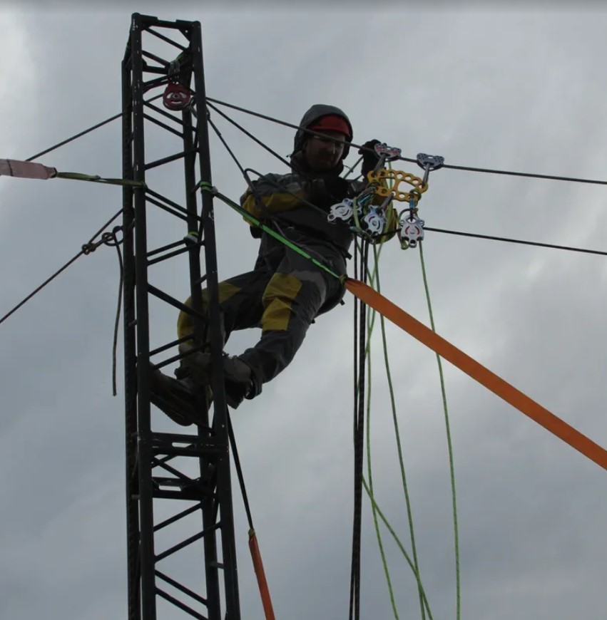 Подъем материала на этаж (при помощи веревок))